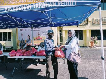 Dalam Rangka Peringatan Hari Ibu (PHI), Dharma Wanita Dinas Perindustrian dan Perdagangan Bagikan 50 Paket Sembako